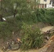 O familie a ramas captiva in propria masina! Maluri uriase de pamant au cazut peste ea
